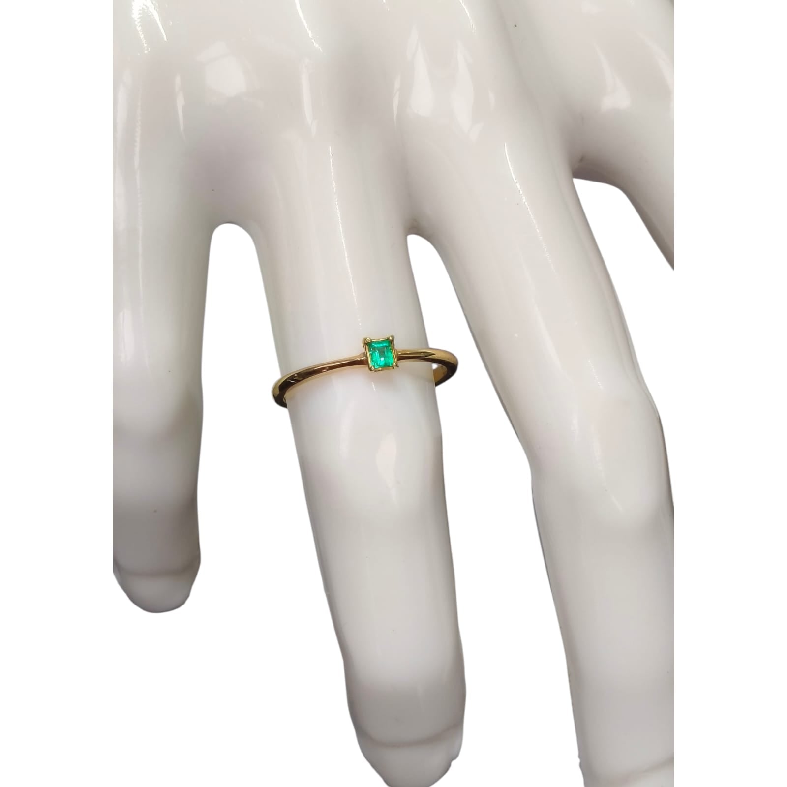 Anillo Oro 18K con Esmeralda Natural Colombiana - Colección Signature