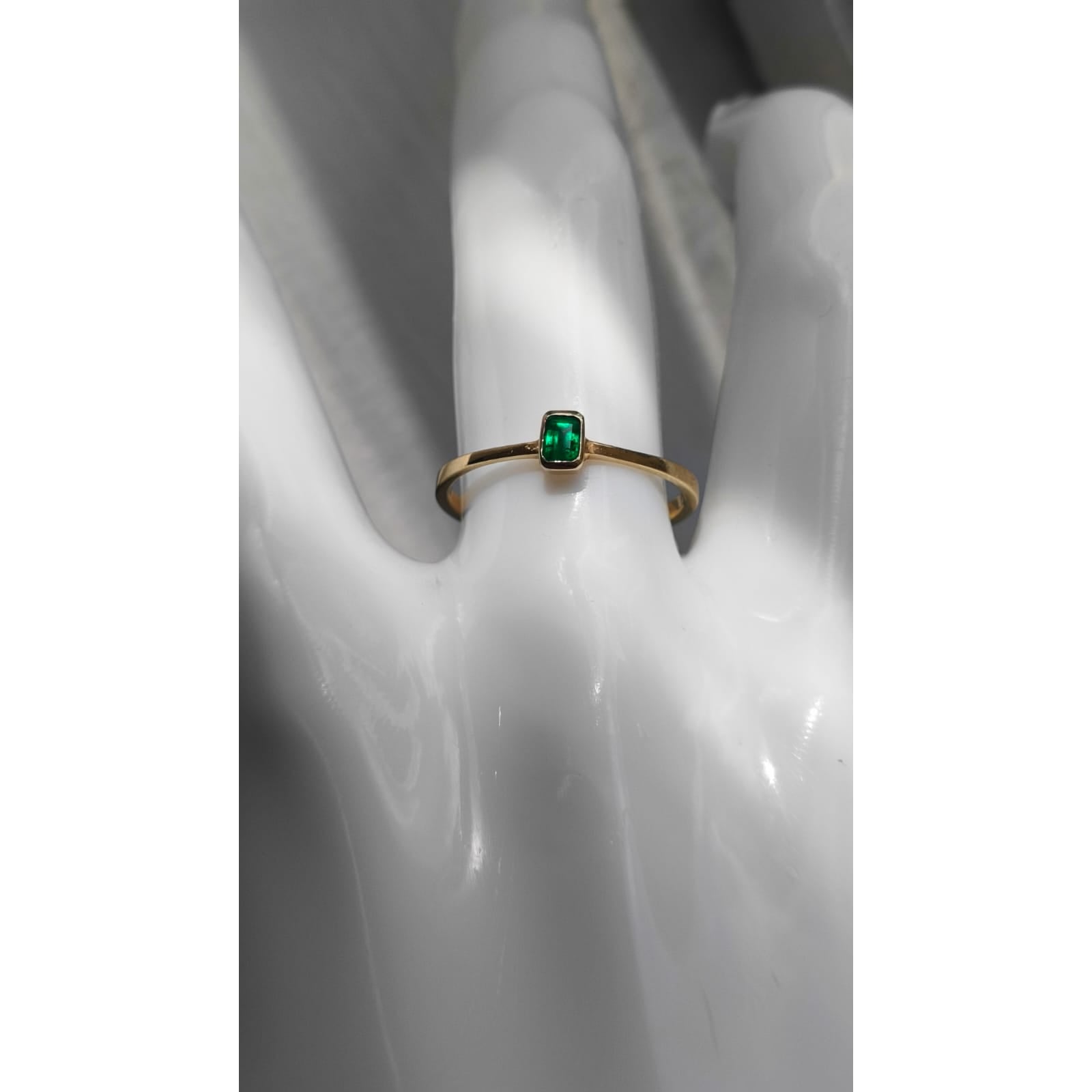 Anillo Oro 18K con Esmeralda Natural Colombiana - Colección Royale