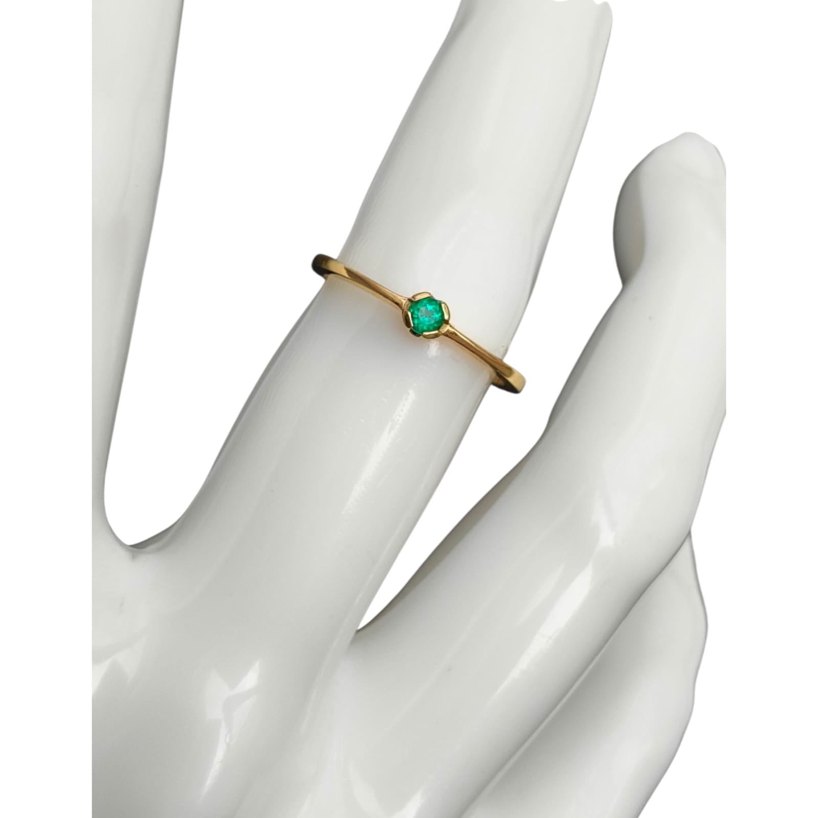 Anillo Solitario Oro 18K con Esmeralda Natural Colombiana Premium