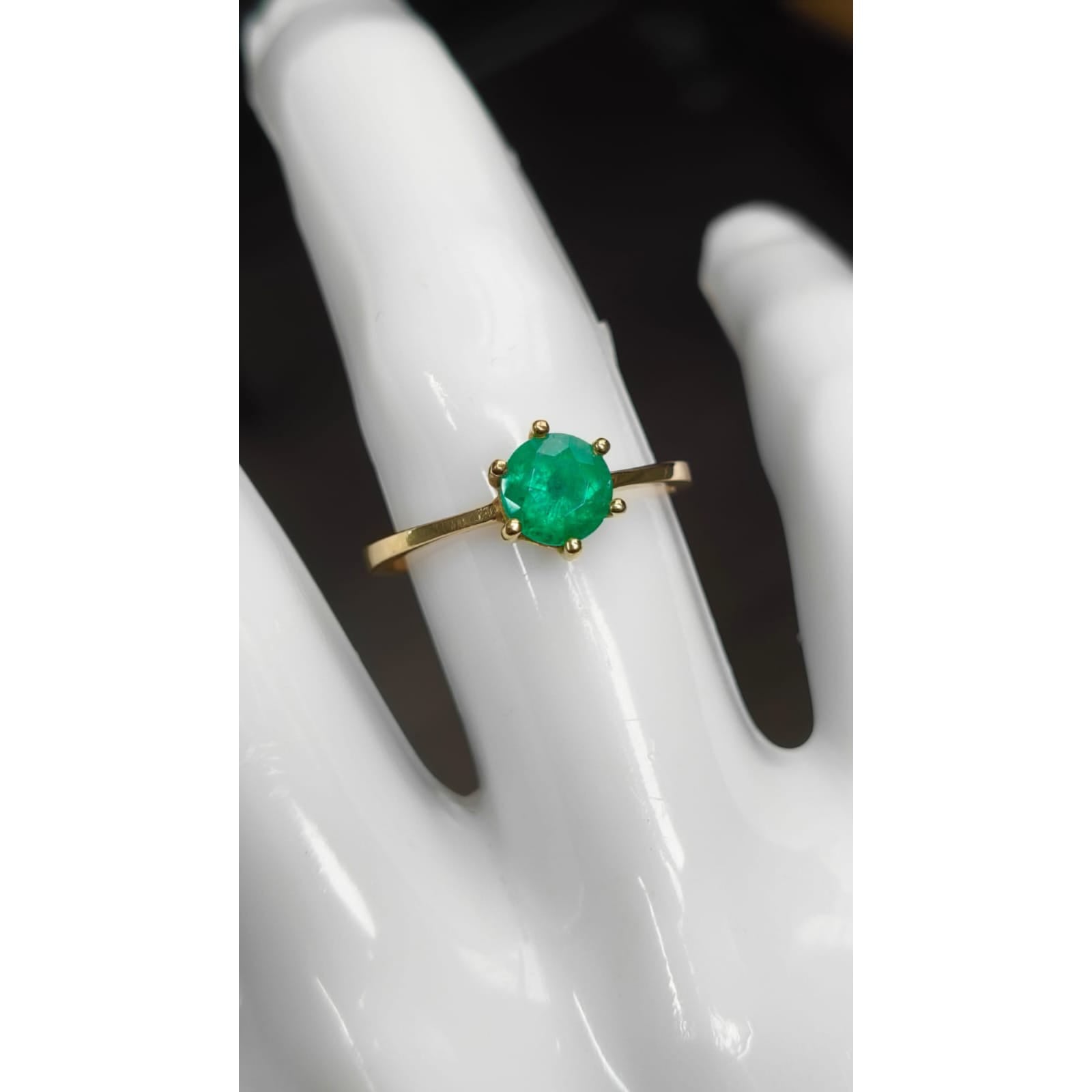 Anillo Oro 18K con Esmeralda Natural Colombiana - Elegancia Atemporal